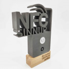 3D Druck Aufsteller auf Holz - Award mit NFC Chip und Gravur am Holzsockel - Awards