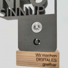 3D Druck Aufsteller auf Holzsockel Detailansicht - Awards