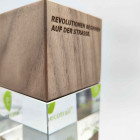 Holz Glas CUBEX Detailansicht Gravur - Awards