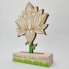 Green Tim Trophy im Lotusblumendesign Seitenansicht mit Gravur und Druck - awards