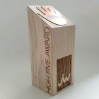 Holz Cubix Plate Award mit speziell zugeschnittener Acrylplatte oben auf und 3 Gravurpositionen - awards.at