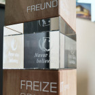 Holz Glas CUBEX Detailansicht Druck und Gravur - Awards