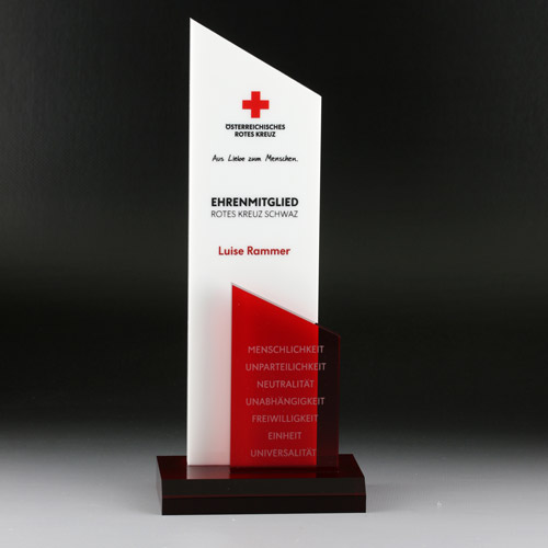 Award aus rotem und weißem Acryl mit UV Druck für ein Rote Kreuz Ehrenmitglied