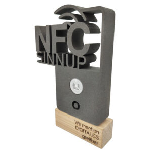 3D Druck Aufsteller auf Holzsockel - Award mit NFC Chip & Gravur am Sockel - Made by ebets - awards.at