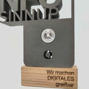 3D Druck Aufsteller auf Holzsockel - Detailansicht - Made by ebets - awards.at