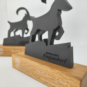 3D Druck Aufsteller Steinbock-Figur auf bedrucktem Holzsockel - Made by ebets - awards.at