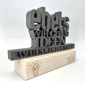 3D Schrift Award mit Holzsockel - Seitenansicht - Made by ebets