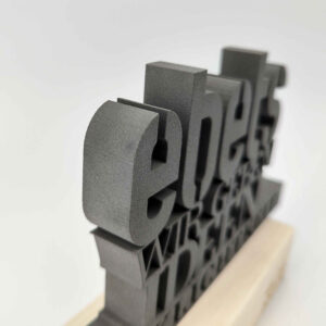 3D Schrift Award mit Holzsockel - Seitenansicht - Made by ebets