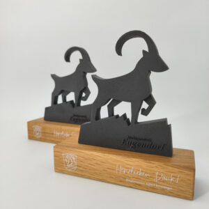 3D Schrift Award - Steinbock Figur auf bedrucktem Holzsockel - Made by ebets - awards.at