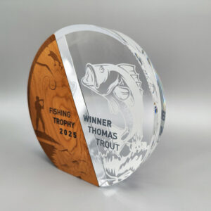 circle-wood-award-mit-gravur-und-druck-auf-der-vorderseite-und-rueckseite-mit-hintergrund-awards