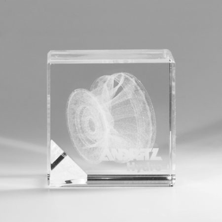 Glas Award mit Produkt als 3D-Gravur