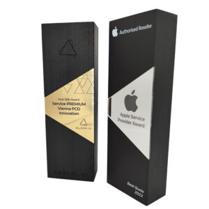 flex-cubex-wood-award-mit-silber-und-gold-emblem-graviert-und-bedruckt