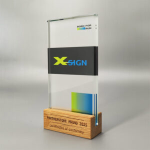 glasaufsteller-cuteless-award-mit-druck-am-glas-und-gravur-am-holzsockel-award