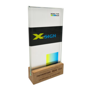 glasaufsteller-cuteless-award-mit-holzsockel-awards