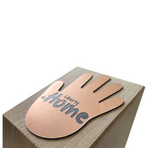 holz-cubix-plate-award-mit-gravierter-acrylplatte-in-handform