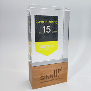 holz-display-award-mit-gravur-am-holzsockel-und-digitaldruck-am-glasoberteil-awards