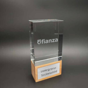 holz-display-award-mit-gravur-am-sockelschild-und-am-glasoberteil-awards