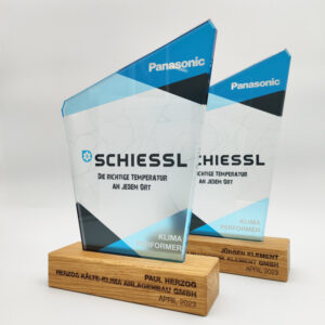 holz-glas-award-premio-druck-auf-glas-und-gravur-auf-holzsockel-made-by-ebets