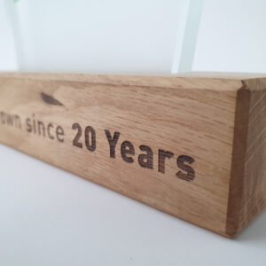 holz-glas-award-success-detailansicht-sockelgravur_awards