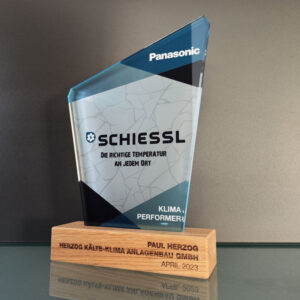 holz-glas-award-success-druck-auf-glas-und-gravur-auf-holzsockel-award-made-by-ebets