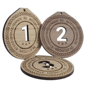 Holz Medaille Lichtblick - Seitenansicht mit Beispielgravur - Made by ebets - Awards.at