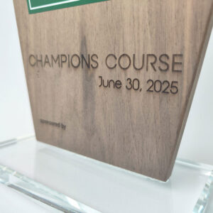 holz-trophaee-natural-glass-detailansicht-gravur_ebets-awards