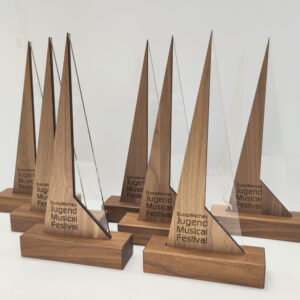 holz-trophy-sky-in-eiche-mit-gravur-eu-jugend-musical-festival-awards-trophaeen