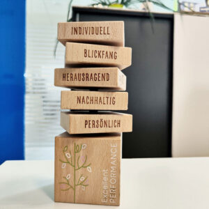 holzaward-cubex-spin-mit-beweglichen-holzelementen-und-druck-und-gravur-made-by-ebets