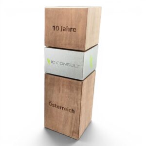 holzaward-quadratisch-kundenbeispiele-bedruckt-und-graviert-nuss-awards-ebets