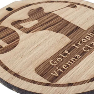 Holz Medaille Zeitgeist aus Eichenholz - Detailansicht gelasertes Emblem - Made by ebets - awards.at