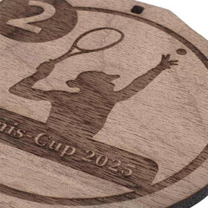 Holz Medaille Zeitgeist aus Walnuusholz - Detailansicht gelasertes Emblem - Made by ebets - awards.at