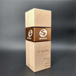 holztrophaee-quadratisch-aus-buchenholz-bronze-mit-druck-und-gravur-awards