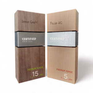 holztrophaee-rechteckig-zweier-nuss-buche-mit-gravur-und-druck-awards