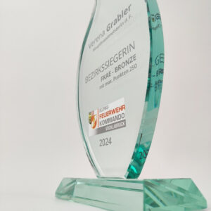 jade-glas_award_guenstige-trophy-aus-jadeglas-detailansicht_awards-at