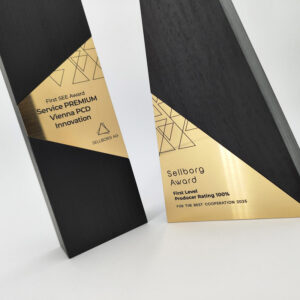 triangle-wood-award-mit-gold-emblem-graviert-awards